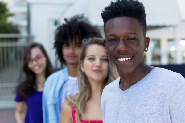 African American Man Met Kaukasische Latijnse Vrienden Buiten Stad — Stockfoto