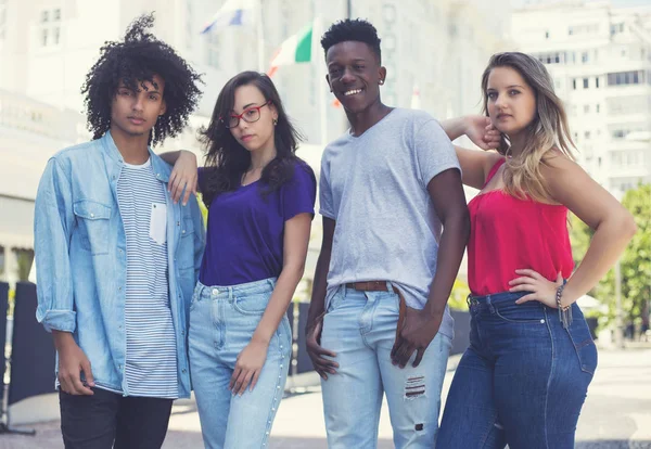 Groep Van Kaukasische Latijns Amerikaanse Afrikaanse Jonge Volwassenen Buiten Stad — Stockfoto