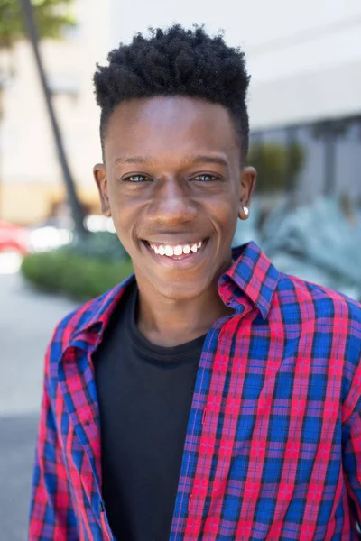 Portret Van Afro Amerikaanse Man Buiten Lachen Stad — Stockfoto