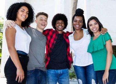 Brezilyalı genç yetişkinler kol kola şehirde büyük bir grup