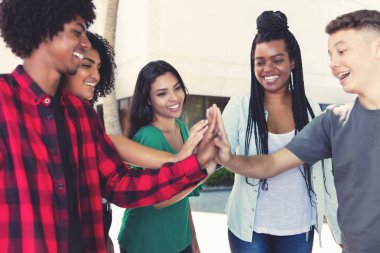 Latin ve Afro-Amerikan erkek ve kadın bir takım şehrin yapı gülüyor