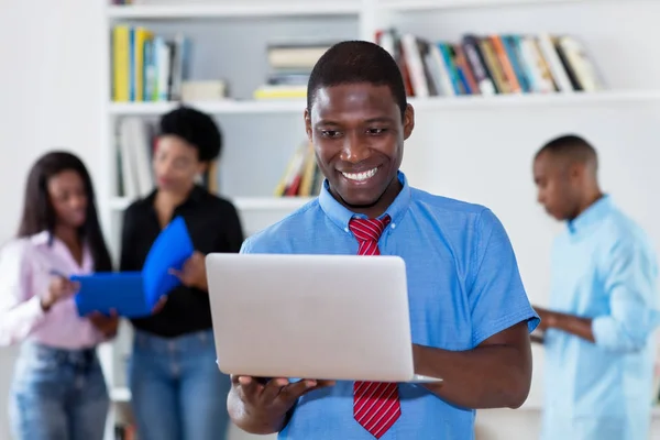 Uomo Affari Afroamericano Con Cravatta Computer Colleghi Ufficio — Foto Stock