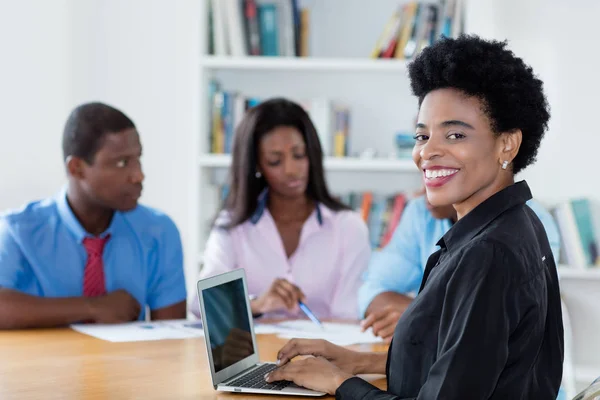 Inteligente Mujer Negocios Afroamericana Con Equipo Computadora Oficina Nueva Compañía — Foto de Stock