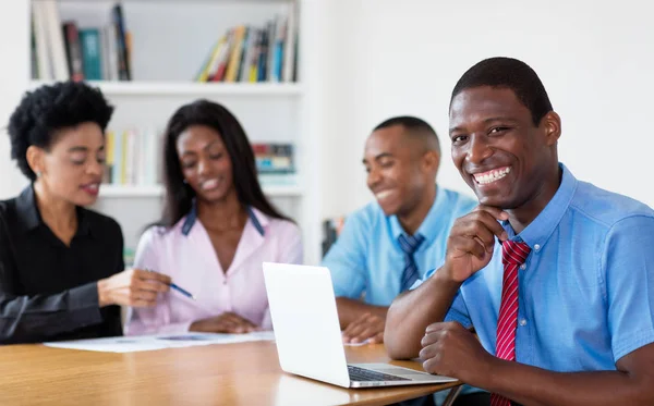 Skrattande Afroamerikanska Affärsman Med Team Och Dator Kontoret För Nya — Stockfoto