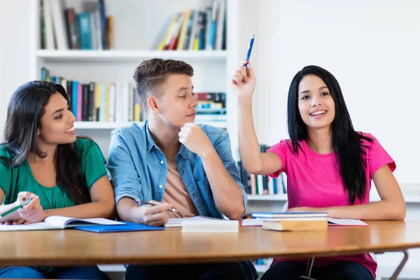 Estudante Mexicana Levantando Mão Sala Aula Escola — Fotografia de Stock