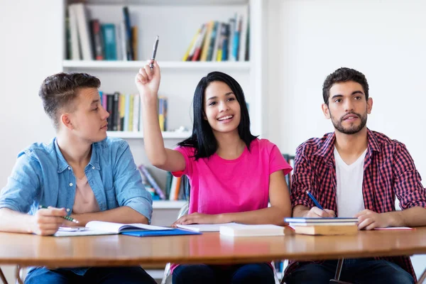 Risate Studentessa Alzare Mano Classe Della Scuola — Foto Stock