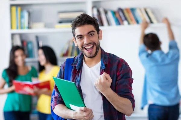 Studente Maschio Spagnolo Successo Con Gruppo Studenti Presso Biblioteca Dell — Foto Stock