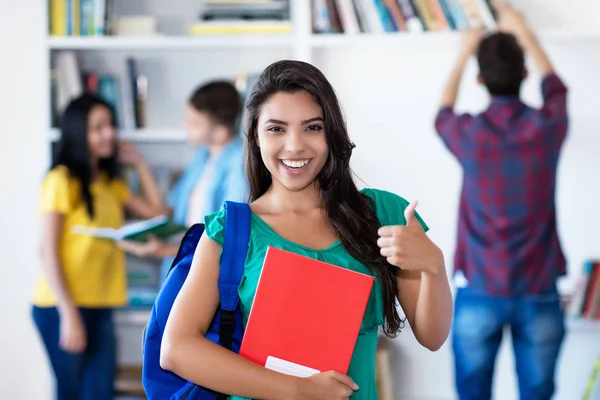 Estudante Latino Americana Bem Sucedida Com Grupo Estudantes Biblioteca Universidade — Fotografia de Stock