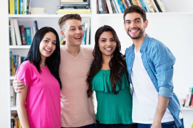 Latin Amerikalı kız ve Avrupalı erkekler bir grup üniversitede kapalı