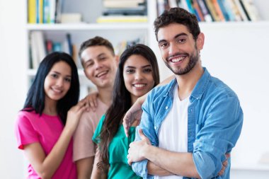İspanyol adamı grup arkadaşıyla üst üste Üniversitesi'nde kapalı