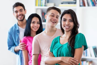 Latin Amerikalı kız grup arkadaşıyla üst üste Üniversitesi'nde kapalı