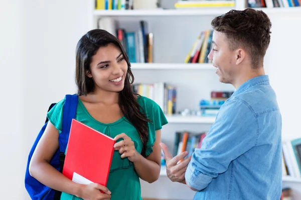 Chica Latinoamericana Coqueteando Con Estudiante Alemán Aula Universidad —  Fotos de Stock