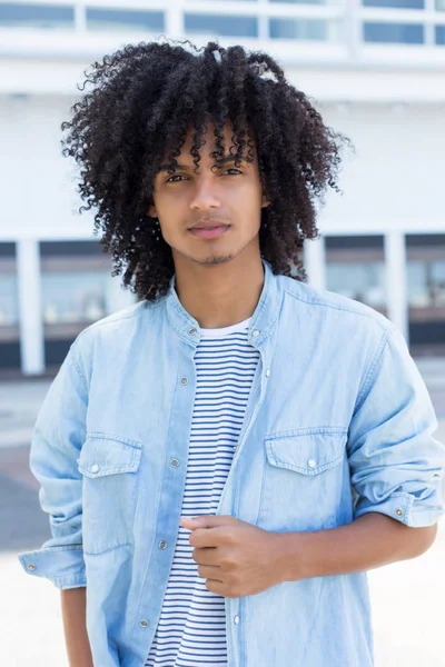 Latinoamericano Giovane Uomo Adulto Con Lunghi Capelli Ricci All Aperto — Foto Stock