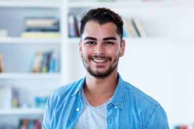 Evde kapalı sakallı Meksika hipster adam portresi