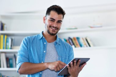 Meksika hipster adam sakal ve tablet ile