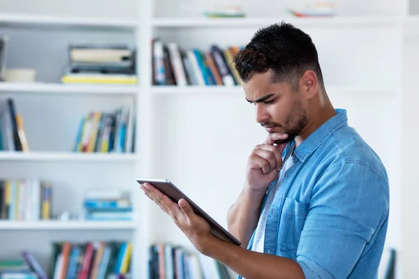 Pensant Mexicain Hipster Homme Avec Barbe Tablette Intérieur Maison — Photo