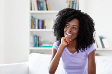 Gülüyor ve Afrikalı-Amerikalı kadın kapalı evde rüya