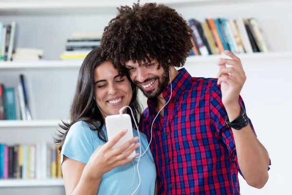Couple Hipster Streaming Chanson Avec Téléphone Écouter Musique Intérieur Maison — Photo