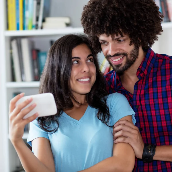 Hipster Amour Couple Streaming Clips Avec Téléphone Intérieur Maison — Photo