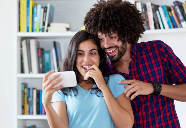Rire Hipster Amour Couple Streaming Clips Avec Téléphone Intérieur Maison — Photo