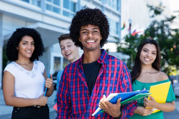 Studente Hipster Afroamericano Ridente Con Gruppo Studenti Internazionali All Aperto — Foto Stock