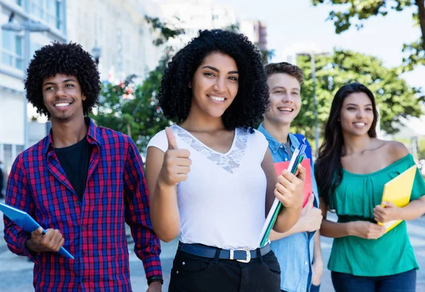 Framgångsrika Latinamerikanska Kvinnlig Student Med Grupp Internationella Studenter Utomhus Staden — Stockfoto