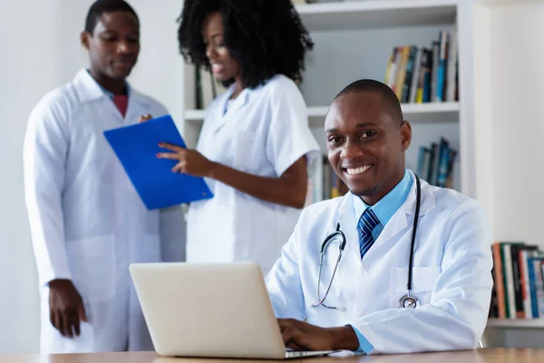 Афро Американських Головному Лікарю Медичні Команди Лікарні — стокове фото