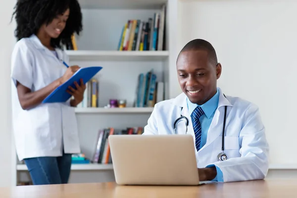 Afro Americano Medico Maschile Con Infermiera Lavoro Ospedale — Foto Stock