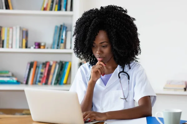 Étudiant Médecine Afro Américaine Apprenant Ordinateur Hôpital — Photo