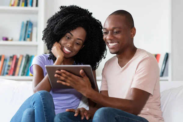 Afrikaanse Amerikaanse Echtpaar Kijken Naar Film Met Tablet Thuis Binnenshuis — Stockfoto