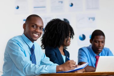 Office iş ekibi ile mutlu Afro-Amerikan mali müşavir