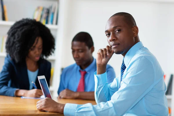 Asesor Financiero Afroamericano Inteligente Con Equipo Negocios Oficina — Foto de Stock