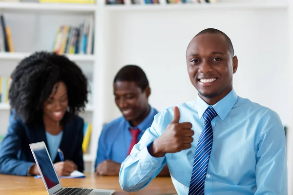 Framgångsrika Afroamerikanska Finansiell Rådgivare Med Business Team Kontor — Stockfoto