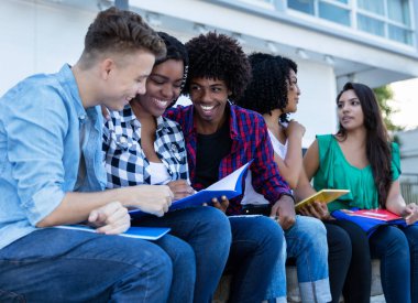 Büyük grup uluslararası öğrenci açık havada Üniversitesi kampüsünde öğrenme