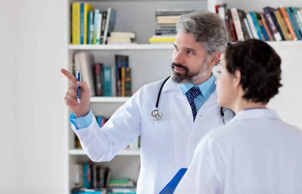 Médico General Hablando Con Estudiante Medicina Sobre Terapia Del Paciente — Foto de Stock