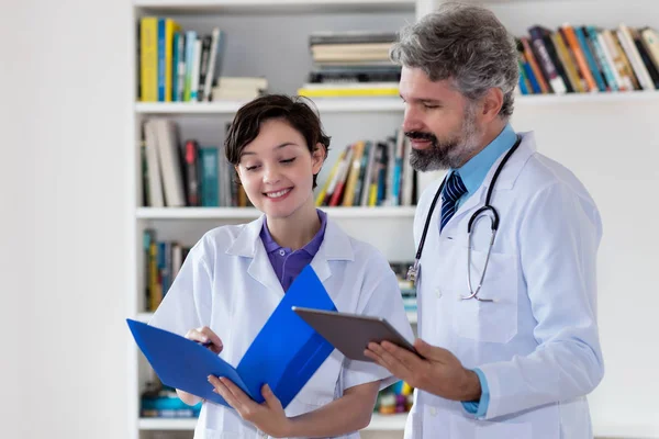 German Doctor Talking Nurse Therapy Patient Hospital — Stock Photo, Image