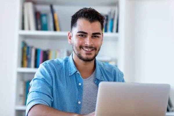 Lachen Mexicaanse Hipster Man Werk Met Laptop Binnen Bureau Thuis — Stockfoto