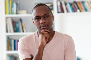 Afrika kökenli Amerikalı adam kel kafalı kapalı evde