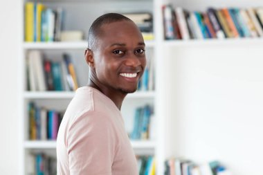 Afrika kökenli Amerikalı adam kel kafalı kapalı evde Happy