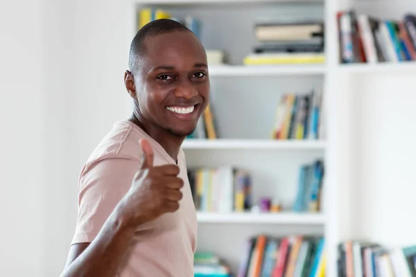 Африканский Американец Лысой Головой Показывает Большой Палец Помещении Дома — стоковое фото