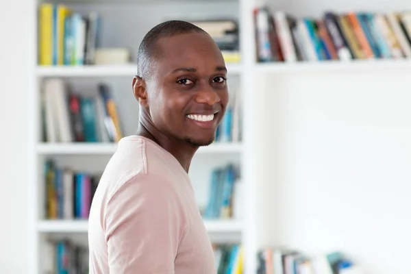 Happy Lachen Van Afro Amerikaanse Man Met Kale Hoofd Binnenshuis — Stockfoto