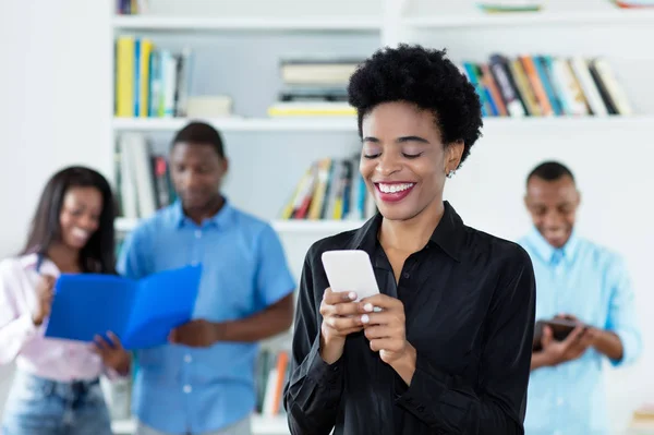 Femme Affaires Afro Américaine Envoyant Message Avec Téléphone Bureau Entreprise — Photo