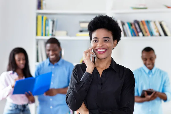 Empresaria Afroamericana Hablando Por Teléfono Con Colegas Oficina Compañía — Foto de Stock