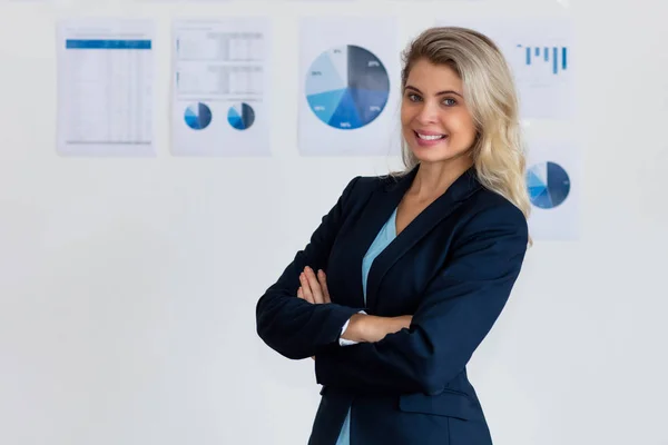 Ernstige Duitse Zakenvrouw Met Blond Haar Bij Kantoor Van Bedrijf — Stockfoto