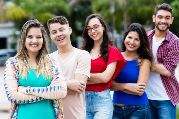 Allemand Fille Avec Mâle Femelle Jeunes Adultes Ligne Plein Air — Photo