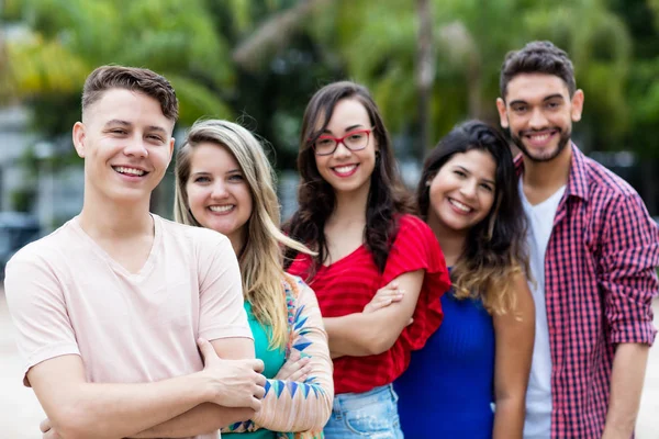 Hombre Alemán Con Hombres Mujeres Adultos Jóvenes Línea Aire Libre — Foto de Stock