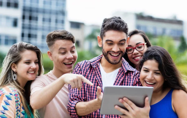 Studente Hipster Spagnolo Con Tablet Gruppo Allievi Internazionali All Aperto — Foto Stock