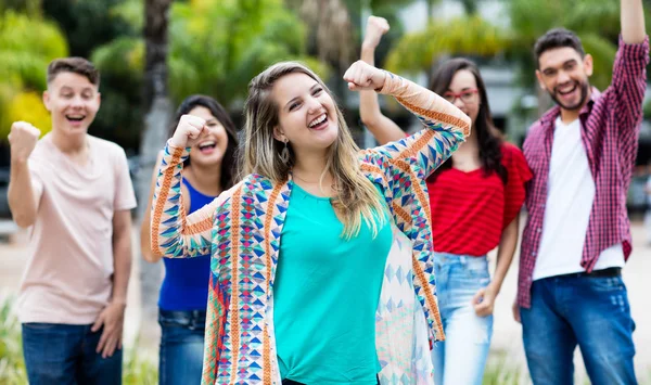 Torcendo Menina Alemã Com Grupo Feliz Amigos Livre Verão Cidade — Fotografia de Stock