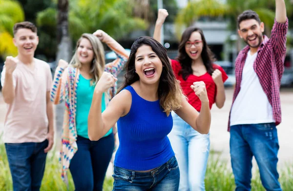 Torcendo Menina Espanhola Com Grupo Feliz Amigos Livre Verão Cidade — Fotografia de Stock