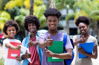 Başarılı Afrika erkek öğrencinin Afro-Amerikan öğrenciler yaz aylarında açık grup